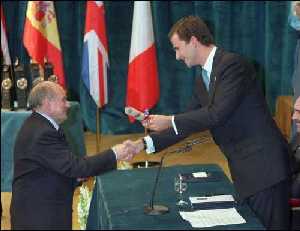 Fotograf&iacute;a de archivo, tomada el 8 de noviembre de 1996, del filosofo y escritor Juli&aacute;n Mar&iacute;as al recibir el Premio Pr&iacute;ncipe de Asturias de Comunicaci&oacute;n y Humanidades de manos de Don Felipe en el teatro Campoamor de Oviedo. Mar&iacute;as muri&oacute; hoy en Madrid a los 91 a&ntilde;os