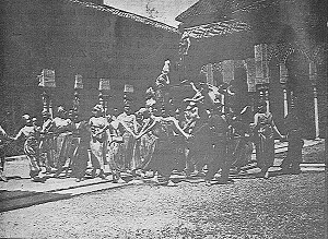 Escorzos ligeros, arabescos, que acompañan la danza honda, curvilínea, con su hieráticos y faraónicos bailes. foto